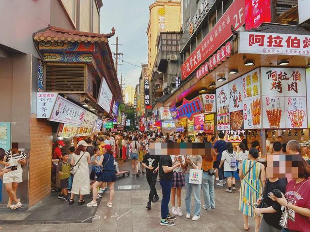 长沙著名步行街因美食成网红，游客扎堆打卡，天天都人山人海？