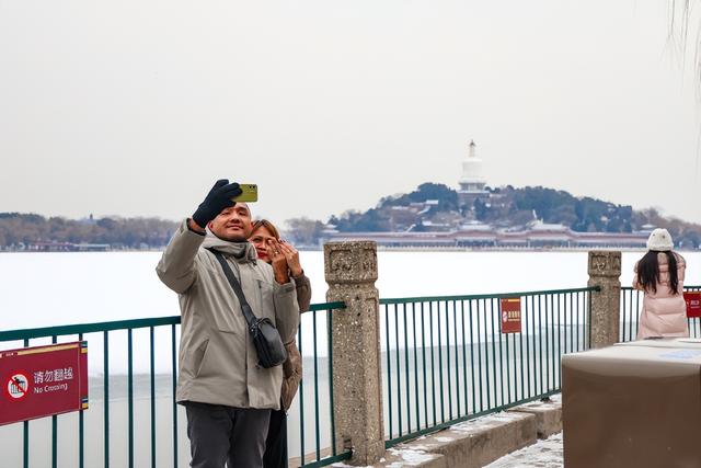 雪映白塔！北海公园氛围感拉满