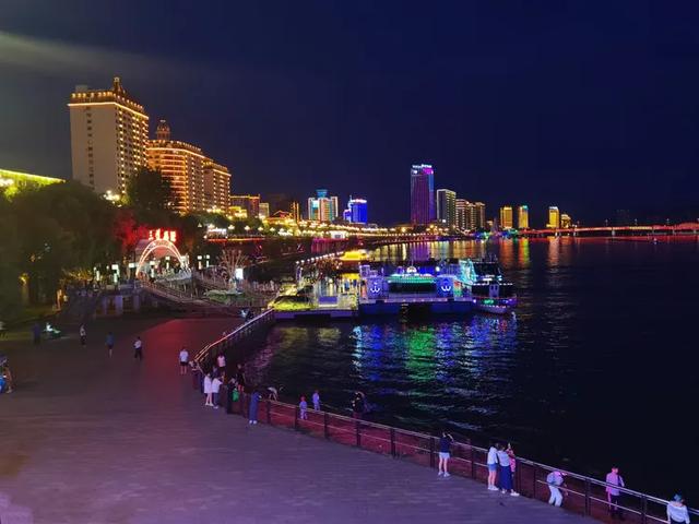 美轮美奂的吉林松花江畔夜景