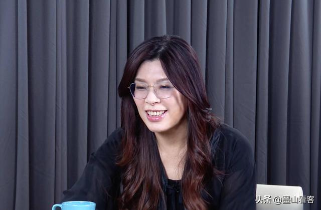 郑丽文“变绿”？何鹰鹭宣布退党，当面质疑郑：为什么不敢喊统一