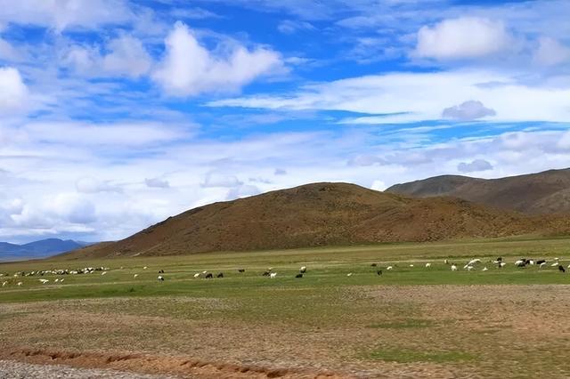 沙漠与湖泊相拥！西藏这片五彩沙丘美到犯规
