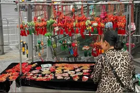 我们的节日·端午｜香包、五色绳、艾草花束热销！这份端午仪式感“香飘飘”图片