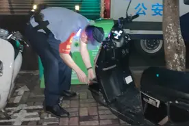 警察叔叔帮锁车！海口秀英警方巧用“警民连心锁”，“锁”牢群众财产安全图片