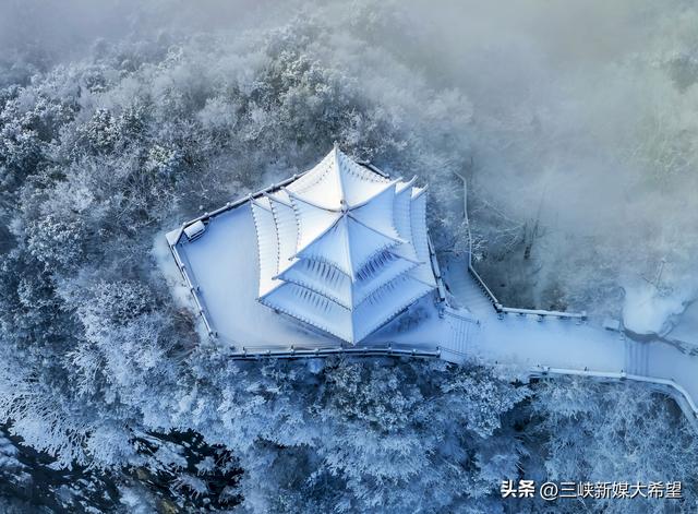 长阳天柱山迎2026年首场大雪云海美如仙境