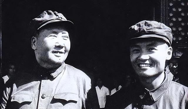 他曾担任文化部副部长，不准人民悼念周总理，1983年被开除党籍