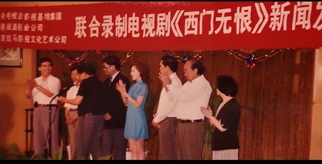 富婆女星花3000万“泡”2个鲜肉男星，被狂骂到退圈！