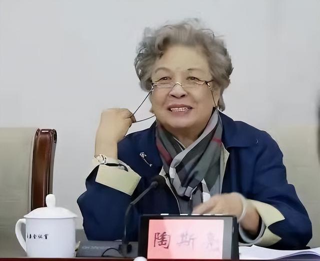 女叛徒随蒋叛逃台湾，1981年高调回国，老同学一句话令她无地自容