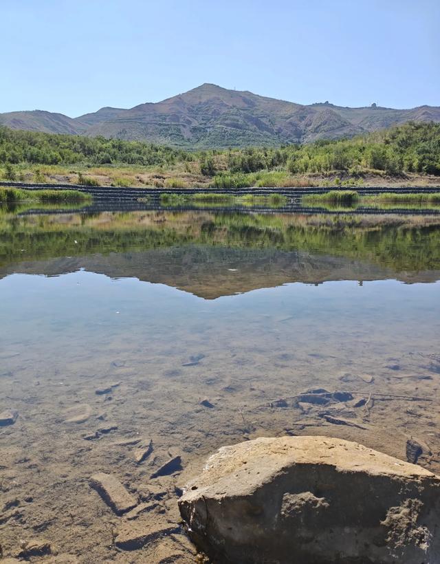 乌市雅山西边有个三号蓄水池，沿着登山步道过去，那里悠然见雅山