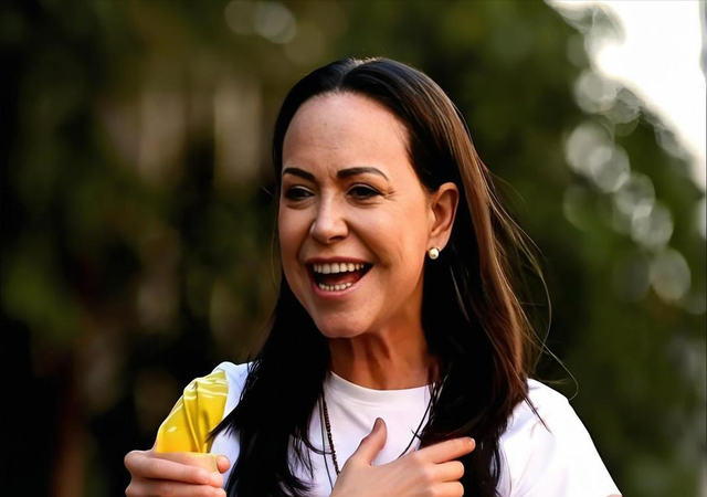 与俄成卧龙凤雏？川普一脚一个坑，空袭叙利亚，准备在家门口开战