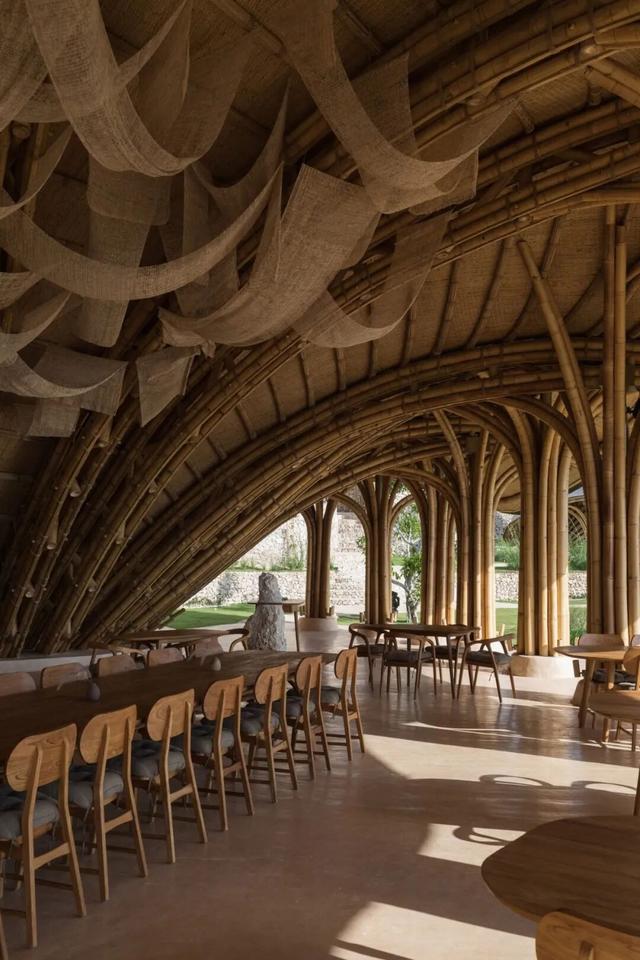 巴厘岛度假村上新！以魔鬼鱼为灵感的竹构建筑漂浮海天之间