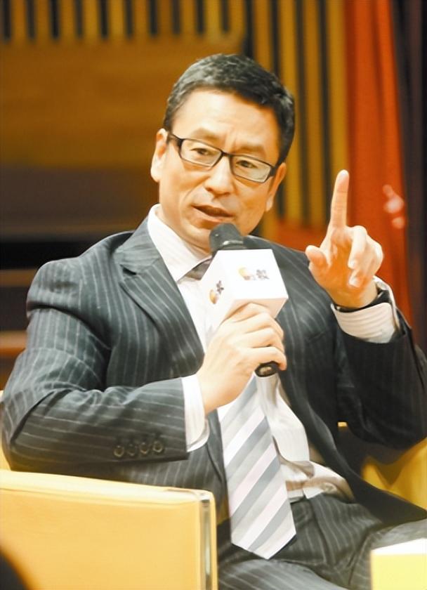 张水华也没想到，离春节不到一个月	，白岩松竟因一个举动口碑暴增