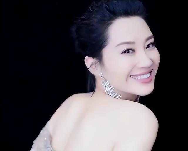 她一生 “风流成性	、老少通吃	”，撩汉无数，现如今56岁却依旧单身