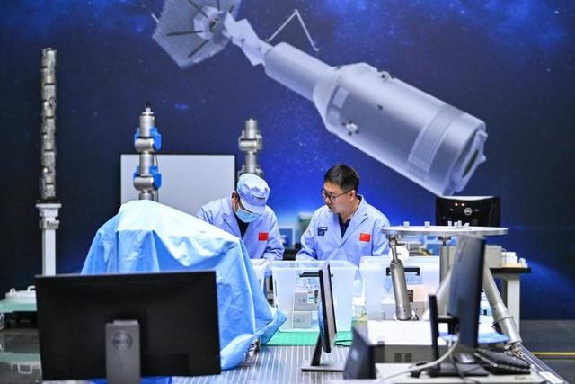 张召忠：美国就算一动不动，中国20年也追不上	，中美差距那么大？