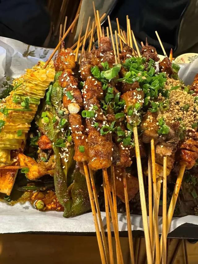 黄了！彩了！1h刹拢成都最近赏秋地，徒步拿奖牌、邂逅古寺银杏！老街美食好吃惨！