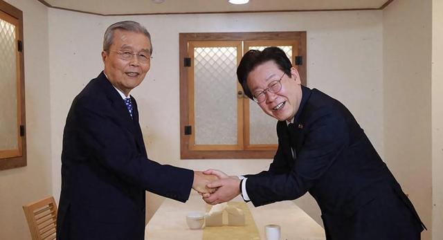 第一个公然拒绝93阅兵的总统，李在明通告全球，韩国降格对待中国