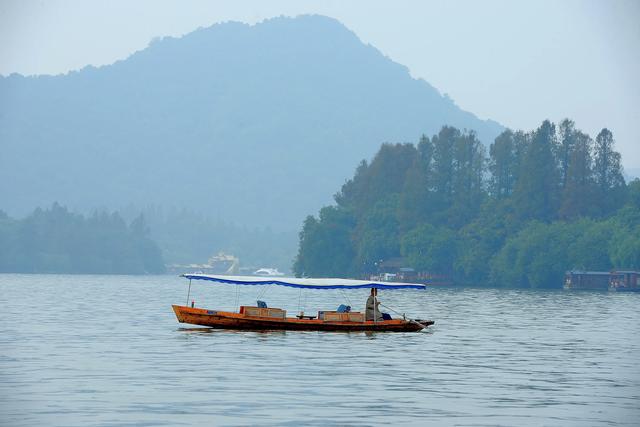 西湖:一砚秋水写晨光