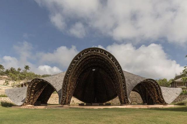 巴厘岛度假村上新！以魔鬼鱼为灵感的竹构建筑漂浮海天之间