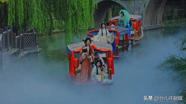 台儿庄古城：雾漫爱河街 等你来邂逅