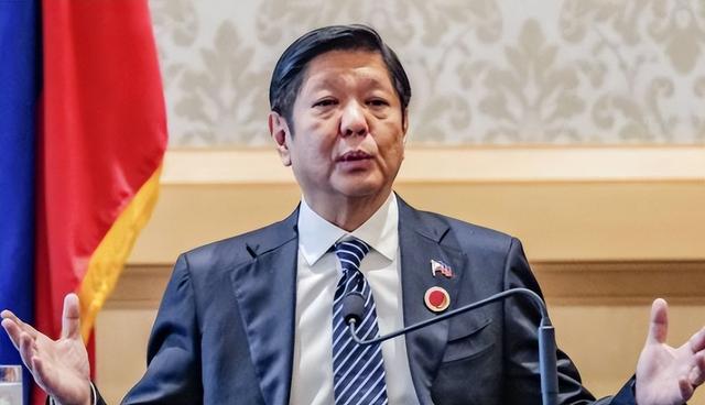 菲舰被水炮冲击，船上人员紧急举白旗投降，马科斯终于现身，对中国的表态不简单