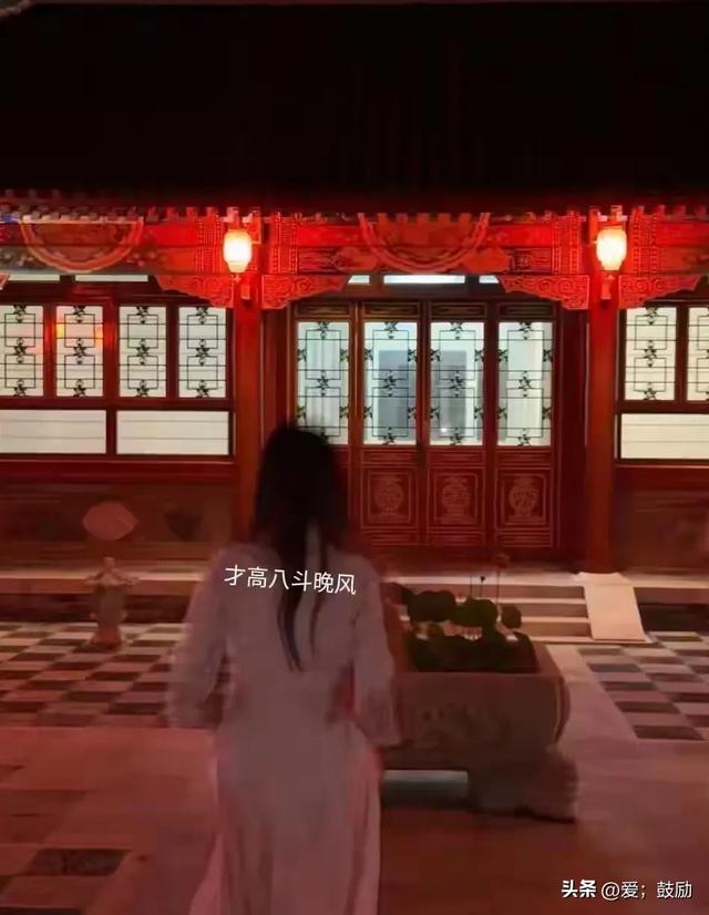 李湘的女儿王诗龄在自家北京小院拍照，配这个色调看上去有点吓人