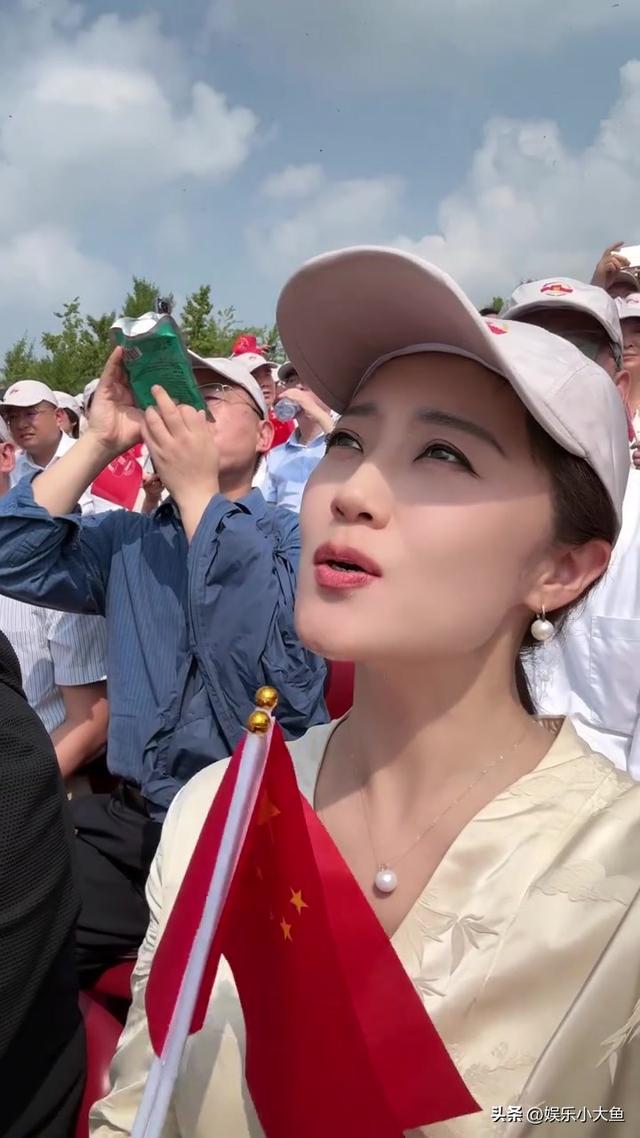 王小玮受邀现场观礼九三阅兵，穿中式套裙戴珍珠耳环美得耀眼