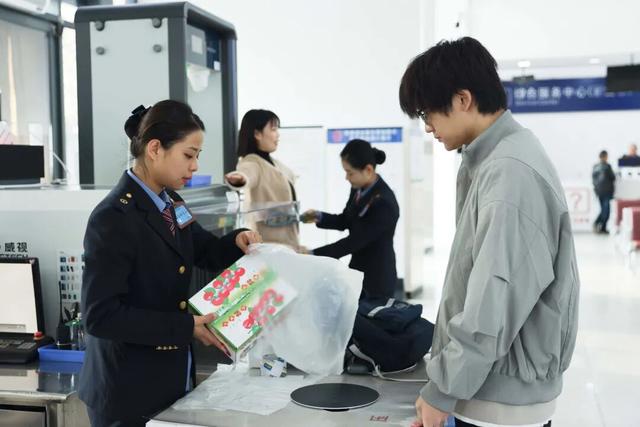 人人拎几箱坐火车！网友：错过等一年！