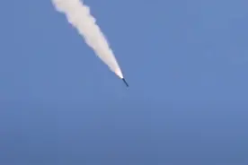 太原舰发射不明型号导弹,看起来又短又粗,052D也能打弹道导弹了？图片