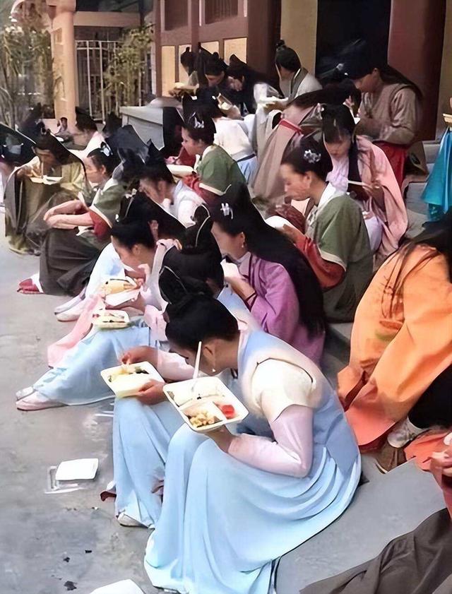 横店20万群演现状：美女泛滥成灾，懒汉光棍遍地，他们将何去何从