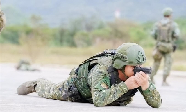 武统还没开始，上百台军飞行员集体跑路	，台专家：统一已有新模式