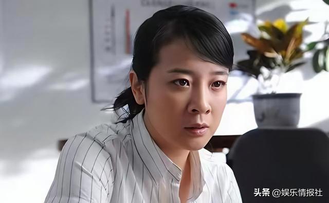 她是国家一级女演员，多次给坐轮椅丈夫戴绿帽，如今儿子也是演员