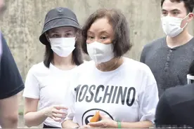 赌王家族清明扫墓！三太带三房四房上山，墓地首曝光没墓碑全是土图片