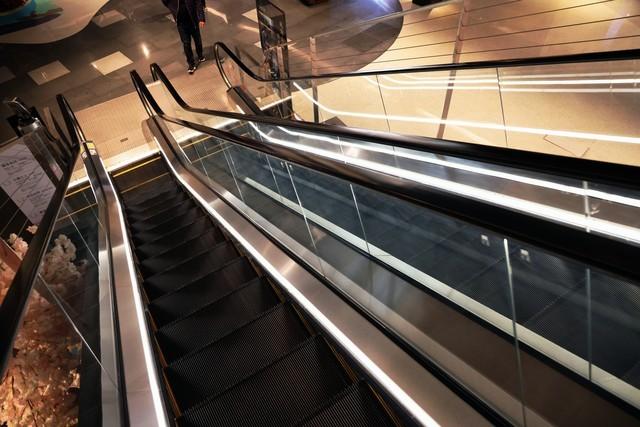 妻子去旅游了，小姨子跑来给我送饭，穿的还是她姐姐的睡衣