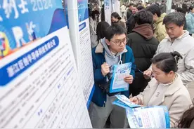 明年5月1日“双休”制度满30年，央视网点评打工人双休难图片