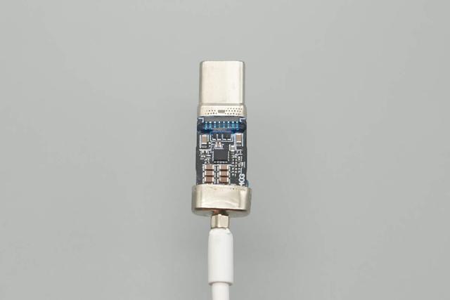 完美适配iPhone 17系列新机，谷歌25W Qi2.2磁吸无线充电器拆解