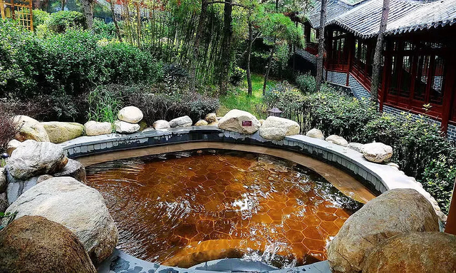 降温天的终极浪漫，是泡进一池温泉里