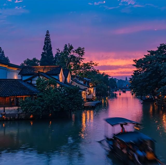 8年烧光50个亿！从人满为患到无人问津，全国古镇为啥批量倒闭？