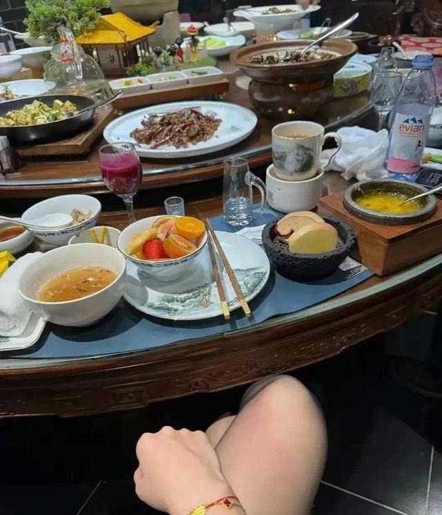 大环境下生活不易主持人齐彤彤吃饭也要穿黑丝拍照擦边