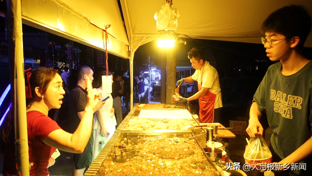“啤酒+美食+音乐” 卫辉啤酒节让古城夜更“燃”
