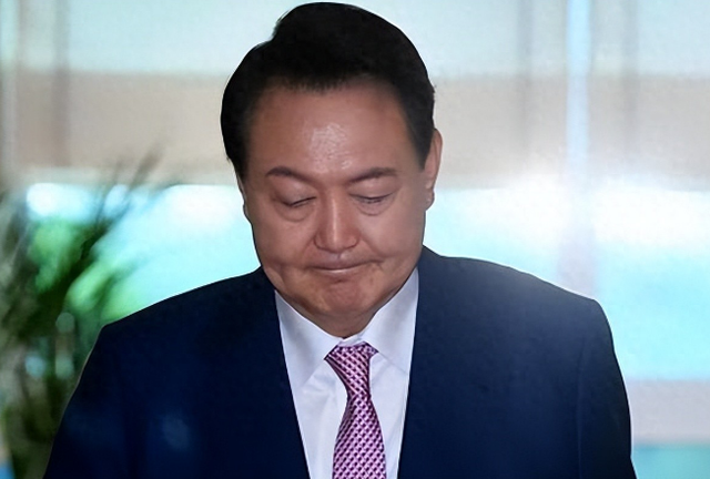 一周拒捕两次，10个壮汉都制不住，韩国前总统尹锡悦彻底丢掉了自己的体面，现场究竟有多夸张？