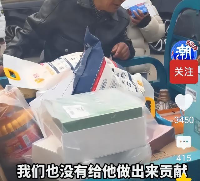 刘强东光送年货没发钱，60岁村民被问是否失望	，老人家回答太戳心