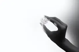 珠宝师完成俄史上最大钻石切割图片