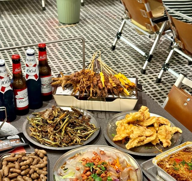 美国姑娘来中国旅游，回国发文称:中国的晚上太危险，千万别出门