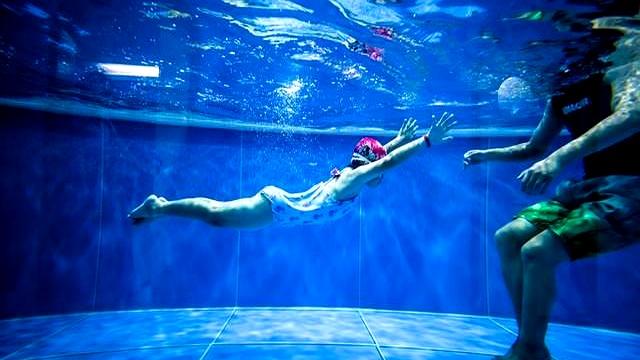 经常游泳到底好不好？医生劝告：过了55岁	，游泳这几点千万要牢记