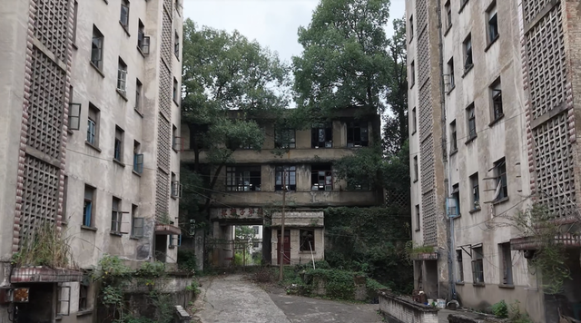 重庆隐藏版"地下长城"：探秘深山绝密军工厂，如今万人离去，荒芜