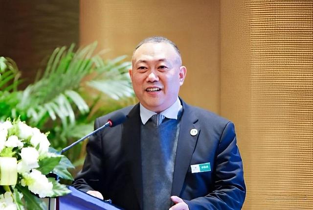 被灯泡厂裁掉后，他靠卖挖掘机翻身，15年干倒美国芯片巨头！