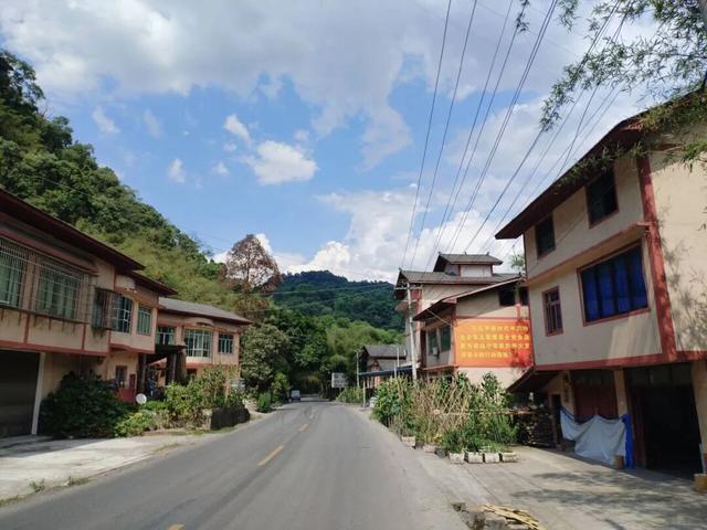 沿合（江）习（水）公路，跨越川黔边界