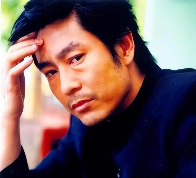 54岁凭央视大剧一夜爆火，如今又父子同台飙戏，17岁儿子比他还帅