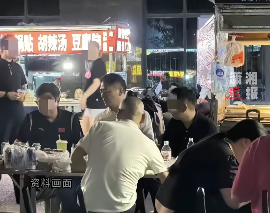 刘强东深夜吃大排档，用塑料大碗喝散装白酒，小摊当晚生意火爆