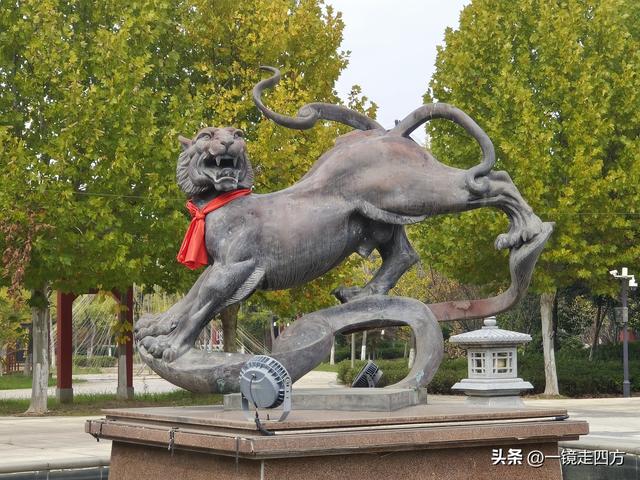 在“天仙配”传说的故事发生地孝感，建有一座“凤凰天仙城”