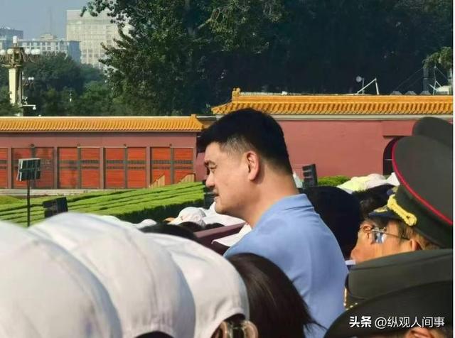 九三阅兵现场！姚明太扎眼，霍启刚抢镜，郑钦文潘展乐全在好热闹